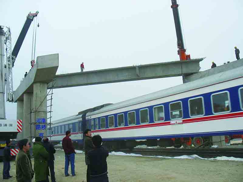 跨蘭新鐵路橋施工場景